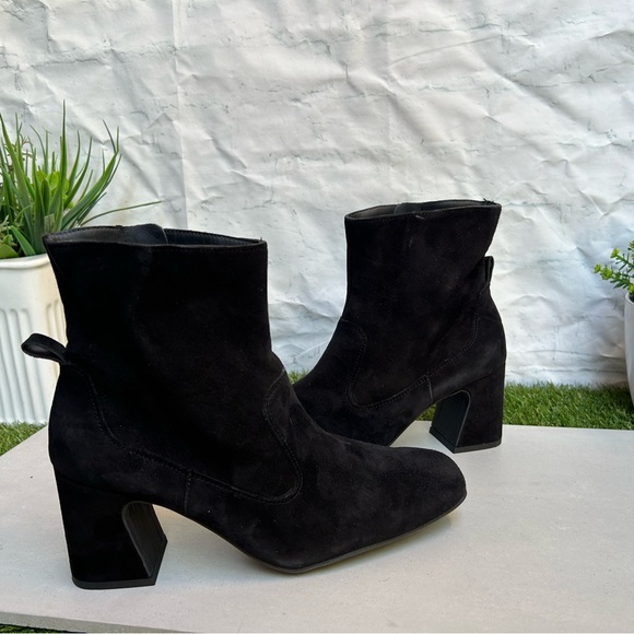 Paul Green Nepal Bootie
SQUARE FLARED BLOCK HEEL SUEDE BLACK  UK 5 US 7.5 
$455 - Picture 7 of 16